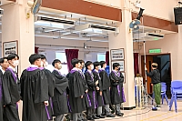 拍攝畢業照。祝中六同學考試成功，順利畢業。