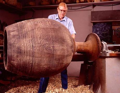 Ed Moulthrop (1916V2003) at the lathe. Paul G. Beswick photograph